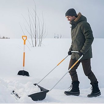 Shrnovač na sníh Fiskar SnowXpert 75cm